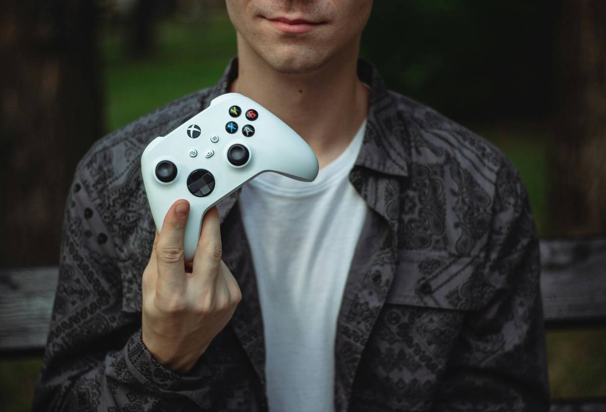 gaming accessory motion how to pair step-by-step visual guide showing controller sync buttons